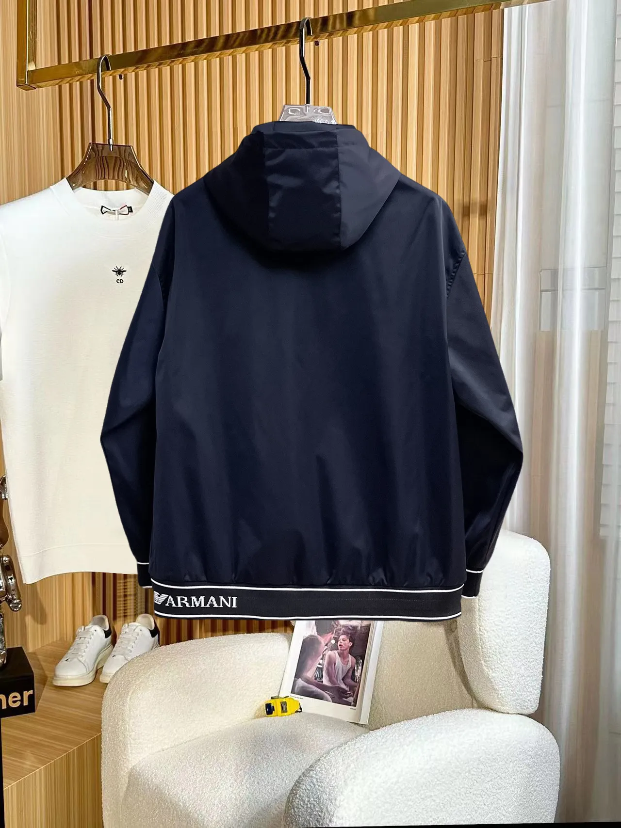 Armani official website Same Style, complete with three labels, on sale in advance. 2026 Autumn and Winter New Arrival men's jacket, Original with complete three labels, Premium version. Custom-made fabrics at the counter. Breathable, high comfort, impeccable details, brand element design concept, reflecting high quality. It feels delicate and soft, presents a casual cut, and has a great upper body shape. Sizes: M～3XL,